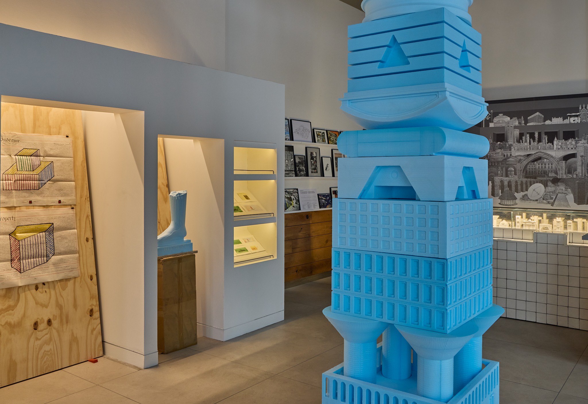 Pasticcio (Finance edition), a blue architectural column by Studio Jacob